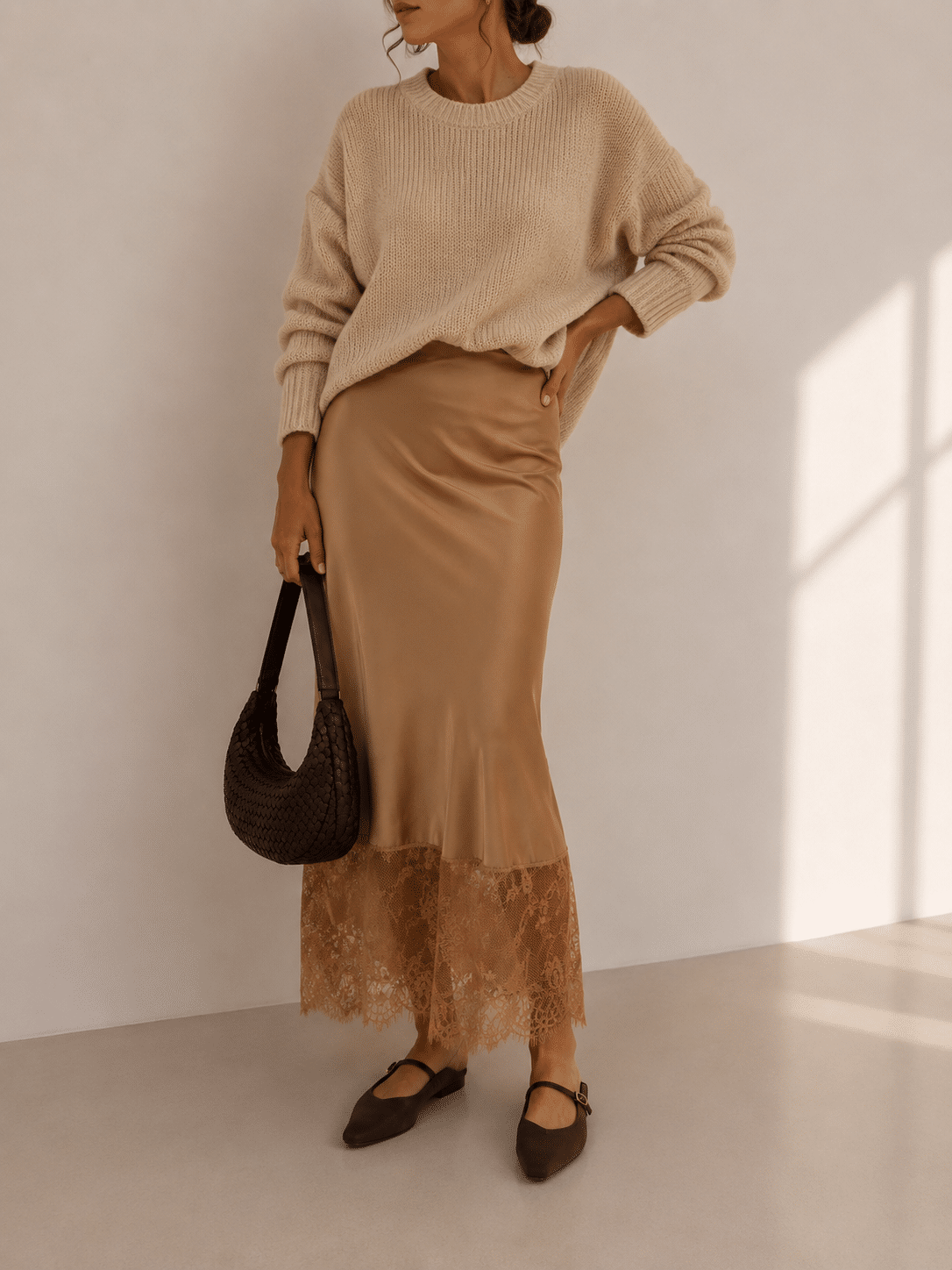 Falda satinada encaje camel