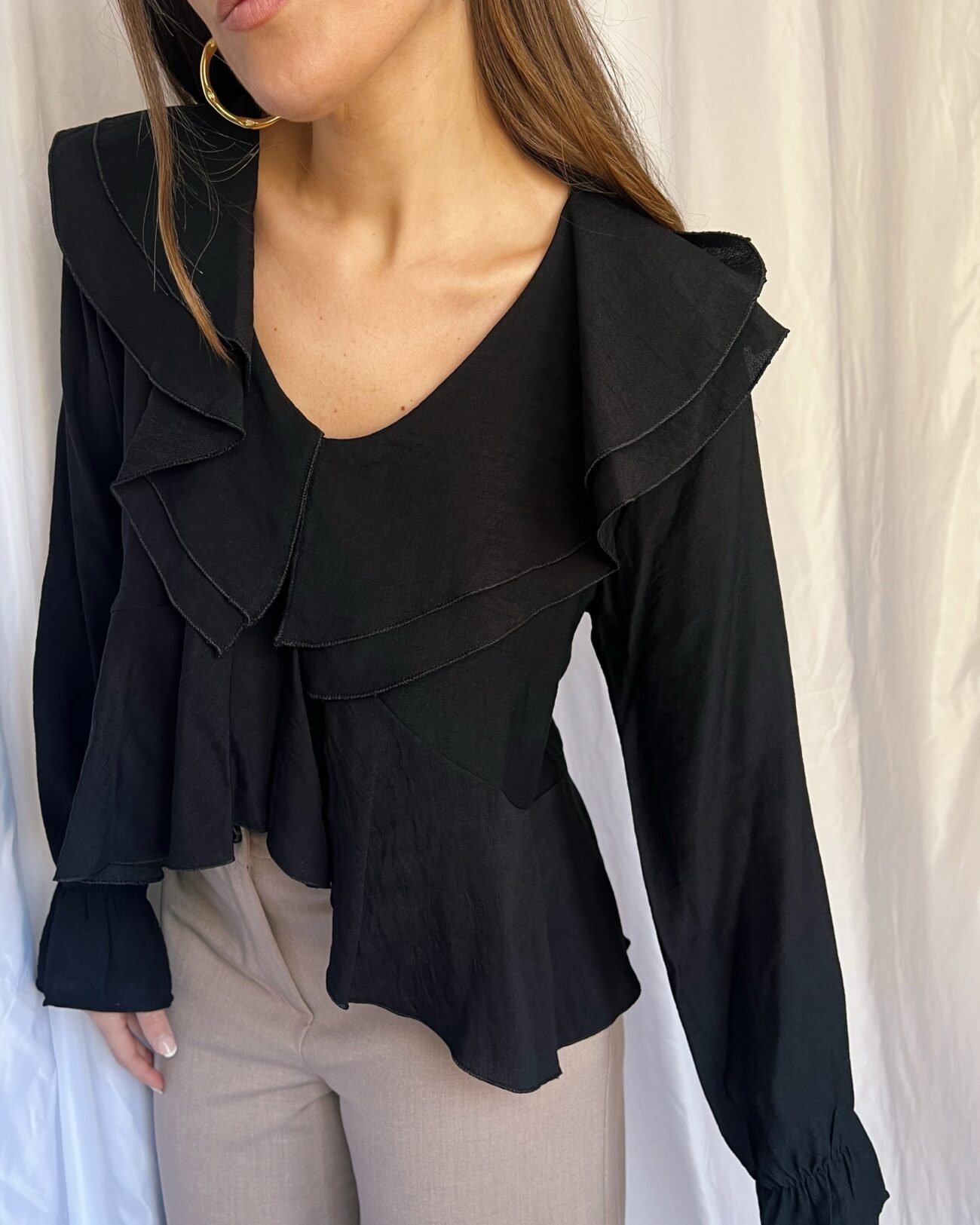 Blusa volantes negra