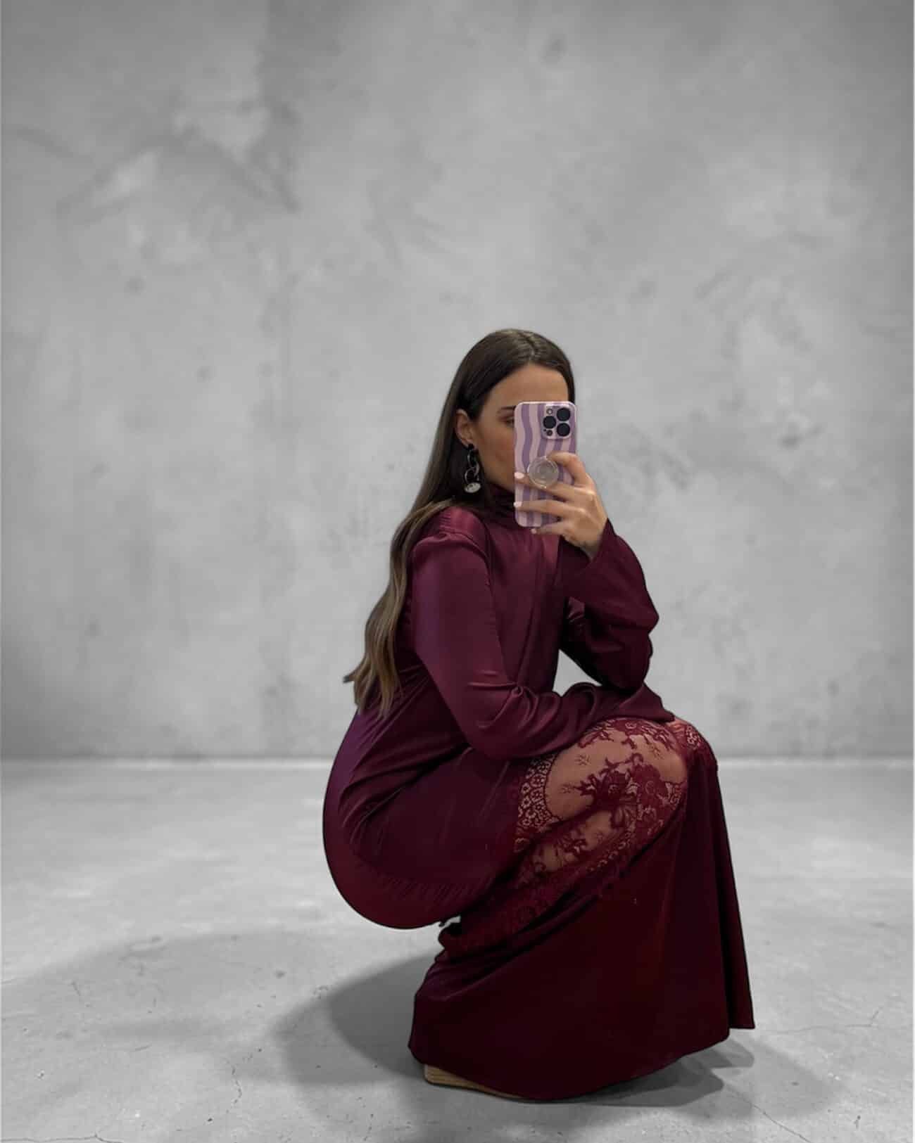 Vestido cuello alto y encaje bajo